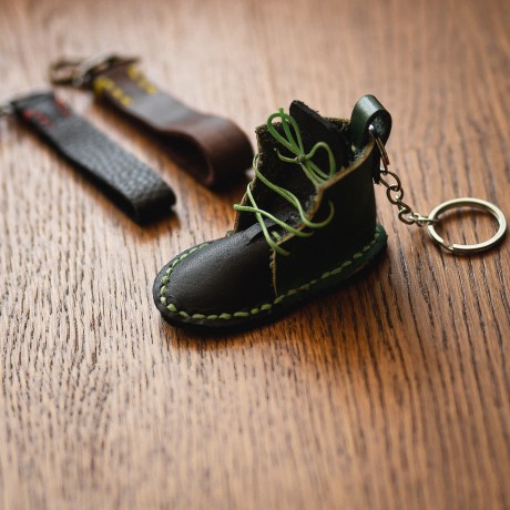 Кожаный брелок в форме ботинка