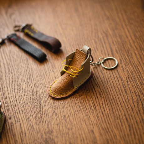 Кожаный брелок в форме ботинка